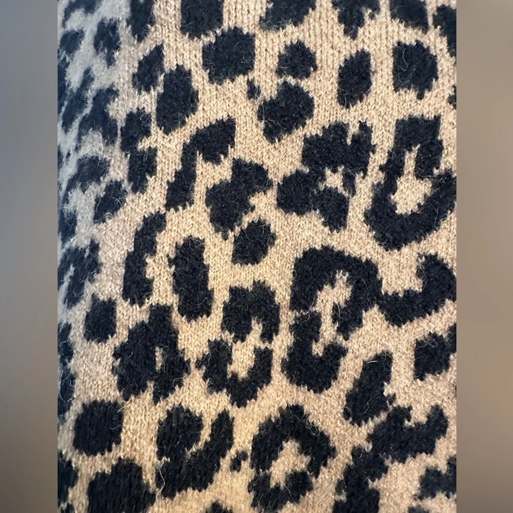 Turtleneck sweater in leopard Supersoft yarn. J.crew size small